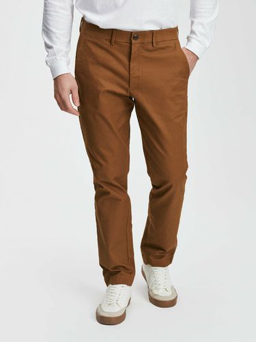 GAP Slim Fit GapFlex Trousers Brown - GAP - Modalova