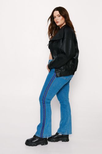 Womens Plus Size Metallic Stripe Seam Detail Denim Flare Jeans - - 22 - Nasty Gal - Modalova