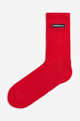 Socken mit Motiv Rot/Formula 1 in Größe 40/42. Farbe: Red/formula - H&M - Modalova