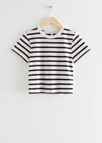 Kurzes T-Shirt mit Rundhalsausschnitt Schwarz/Weiß gestreift in Größe XS. Farbe: - & Other Stories - Modalova