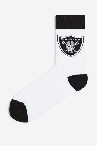 Socken mit Motiv Weiß/Raiders in Größe 37/39. Farbe: - H&M - Modalova