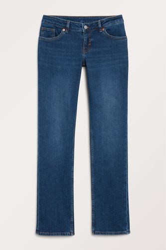 Tief sitzende Jeans mit geradem Bein Flussblau, Straight in Größe W 33. Farbe: - Monki - Modalova