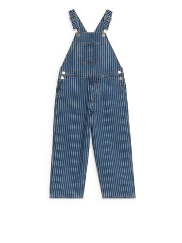 Lockere Jeans-Latzhose Mittelblau/Hickory in Größe 134. Farbe: - Arket - Modalova