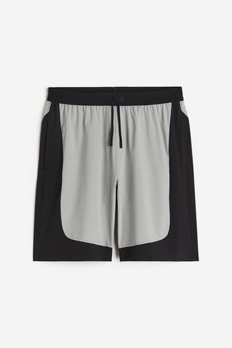 DryMove™ Sportshorts Grau/Blockfarben, Sport-Shorts in Größe M. Farbe: - H&M - Modalova