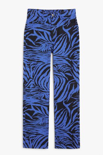 Hose im Denim-Stil mit Print Blau Tigerprint, Chinohosen in Größe 38. Farbe: - Monki - Modalova