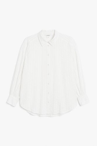 Weißes Hemd aus Seersucker Weiß gestreift, Freizeithemden in Größe L. Farbe: - Monki - Modalova