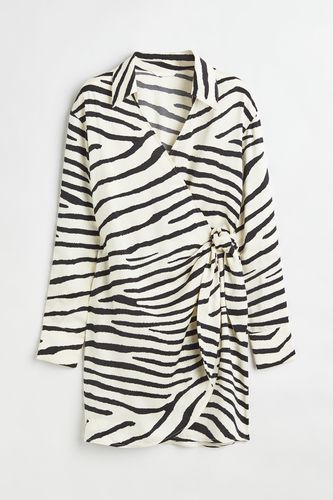 Blusenkleid aus Satin im Wickelschnitt Cremefarben/Zebramuster, Alltagskleider in Größe XXL. Farbe: - H&M - Modalova