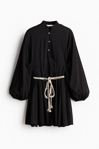 Kleid mit Makramee-Gürtel Schwarz, Alltagskleider in Größe M. Farbe: - H&M - Modalova