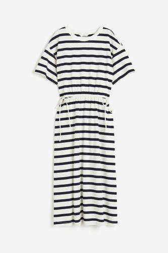 T-Shirt-Kleid mit Bindedetail Weiß/Blau gestreift, Alltagskleider in Größe S. Farbe: - H&M - Modalova