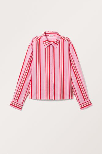 Kurzes, gestreiftes Hemd mit normaler Passform Rosa und rote Streifen, Freizeithemden in Größe L. Farbe: - Monki - Modalova
