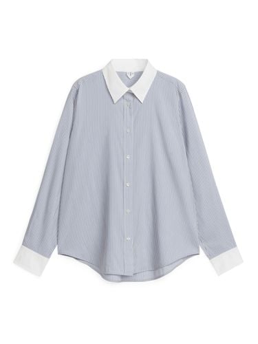 Hemd im Kontrastdesign Blau/Weiß, Freizeithemden in Größe 38. Farbe: - Arket - Modalova