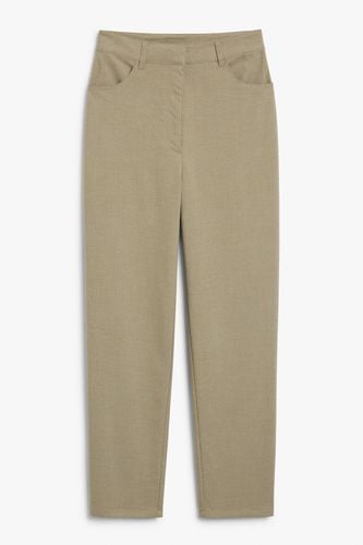 Klassische braune Hose mit geradem Bein Taupe Braun, Chinohosen in Größe 44. Farbe: - Monki - Modalova