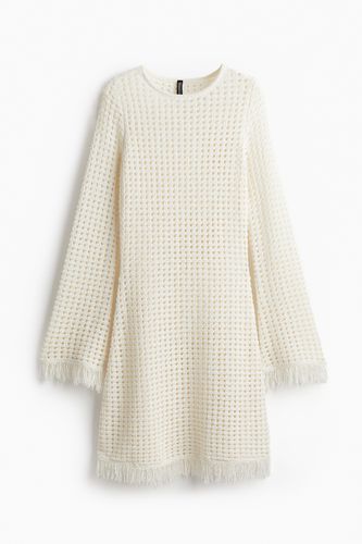 Kleid in Ajourstrick mit Fransenbesatz Cremefarben, Alltagskleider Größe S. Farbe: - H&M - Modalova