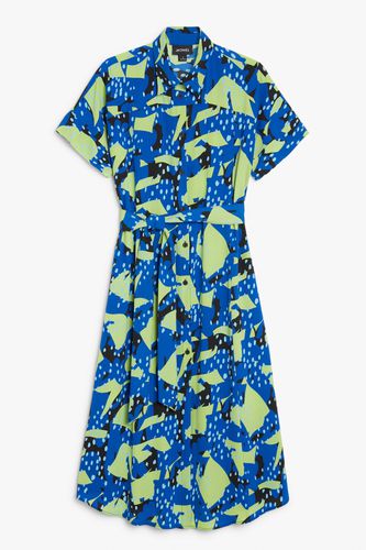 Blau gemustertes Kleid mit Gürtel Blaue Collage, Alltagskleider in Größe S. Farbe: - Monki - Modalova