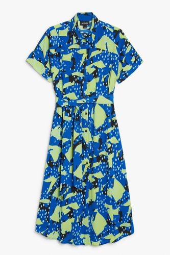 Blau gemustertes Kleid mit Gürtel Blaue Collage, Alltagskleider in Größe XS. Farbe: - Monki - Modalova
