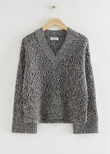 Oversized-Pullover mit tiefem V-Ausschnitt Schwarz/Weiß in Größe S. Farbe: - & Other Stories - Modalova