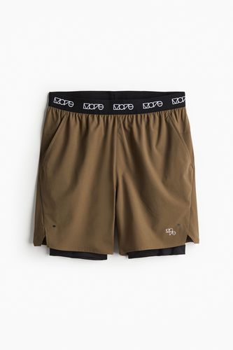 DryMove™ 2-in-1-Sportshorts mit 4-Wege-Stretch Dunkles Khakigrün, Sport-Shorts in Größe XL. Farbe: - H&M - Modalova