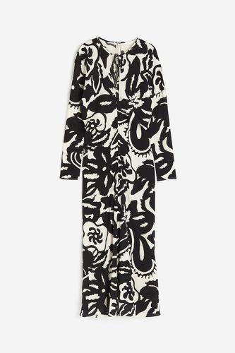 Kleid mit betonter Taille Schwarz/Geblümt, Alltagskleider in Größe 32. Farbe: - H&M - Modalova