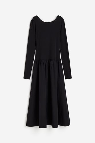 Kleid mit ausgestelltem Rock Schwarz, Alltagskleider in Größe M. Farbe: - H&M - Modalova