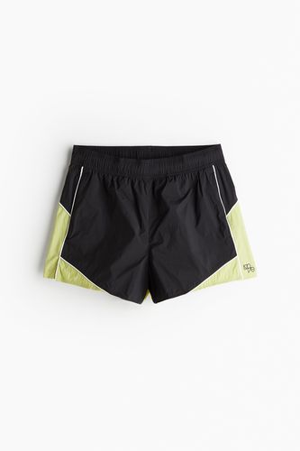 DryMove™ Laufshorts Schwarz/Neongrün, Sport-Shorts in Größe M. Farbe: - H&M - Modalova