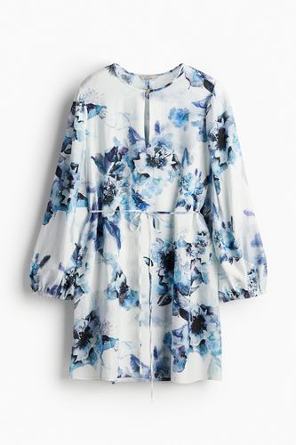 Kleid mit Bindegürtel Weiß/Blau geblümt, Alltagskleider in Größe S. Farbe: - H&M - Modalova
