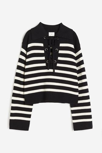 Pullover mit Kragen und Schnürung Schwarz/Weiß gestreift in Größe M. Farbe: - H&M - Modalova