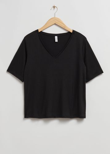 T-Shirt mit überkreuztem V-Ausschnitt Schwarz in Größe XS. Farbe: - & Other Stories - Modalova