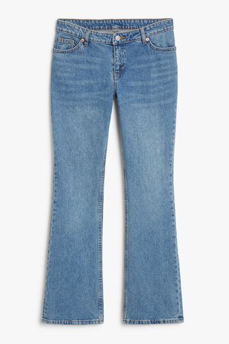 Tief sitzende mittelblaue Jeans Wakumi mit Bootcut Blau, Straight in Größe W 31. Farbe: - Monki - Modalova
