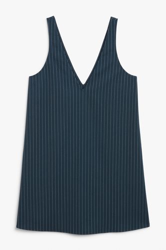 Kurzes A-Linien-Kleid mit V-Ausschnitt Dunkelblau Nadelstreifen, Alltagskleider in Größe XL. Farbe: - Monki - Modalova