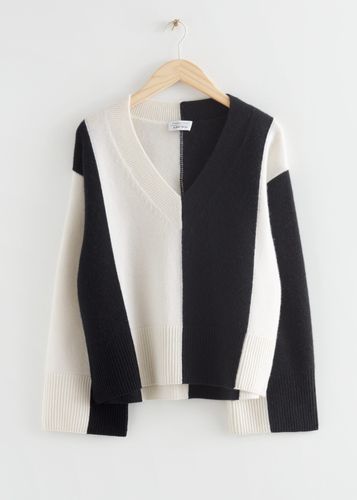 Oversized-Pullover aus Lammwolle mit V-Ausschnitt Schwarz/Weiß in Größe S. Farbe: - & Other Stories - Modalova