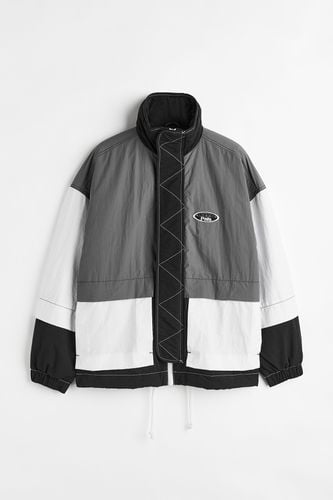 Kastige Nylonjacke Grau/Blockfarben, Jacken in Größe L. Farbe: - H&M - Modalova