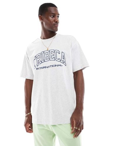 Cotton On - T-shirt bianca squadrata con stampa "Tribeca International" - Cotton:On - Modalova