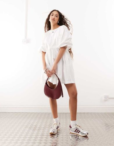 Robe babydoll courte avec liens - Collusion - Modalova