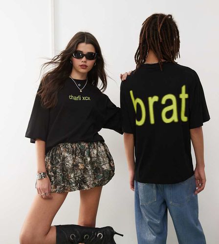 Unisex - T-shirt squadrata vestibilità skater nera con scritta "Charli XCX BRAT" ufficiale - Collusion - Modalova