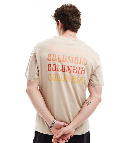 Unionville - T-shirt beige con stampa sul retro - In esclusiva per ASOS - Columbia - Modalova