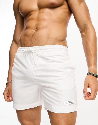Core Solids - Pantaloncini da bagno bianchi medi con coulisse - Calvin Klein - Modalova