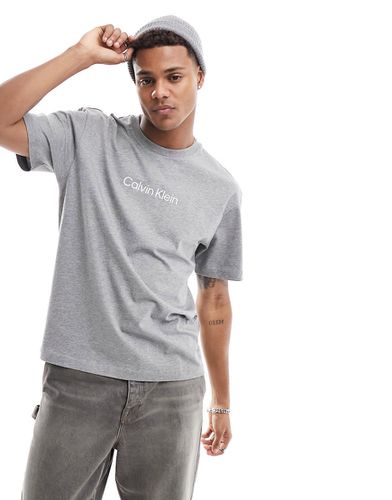 Hero - T-shirt comfort con logo medio mélange - Calvin Klein - Modalova