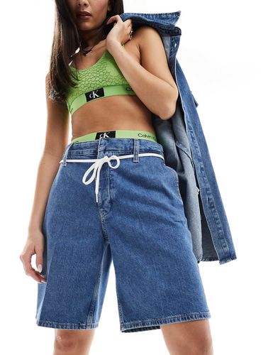 Pantaloncini dritti in denim lavaggio chiaro stile anni '90 - Calvin Klein Jeans - Modalova