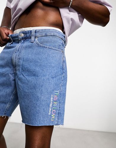 Pride - Pantaloncini di jeans a metà coscia lavaggio azzurro - Calvin Klein Jeans - Modalova