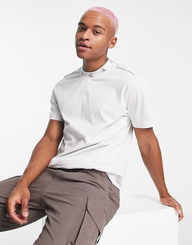 T-shirt chiaro in cotone con logo jacquard sul collo - Calvin Klein Jeans - Modalova