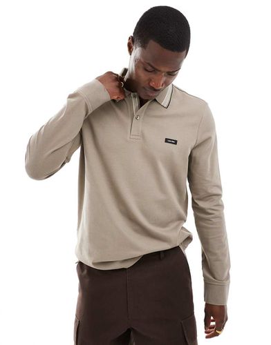 Polo a maniche lunghe beige piqué elasticizzata con righe a contrasto sul colletto - Calvin Klein - Modalova