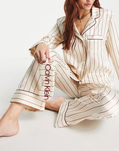 Set regalo premium in raso color crema a righe con pigiama con colletto a rever e mascherina da notte - Calvin Klein - Modalova