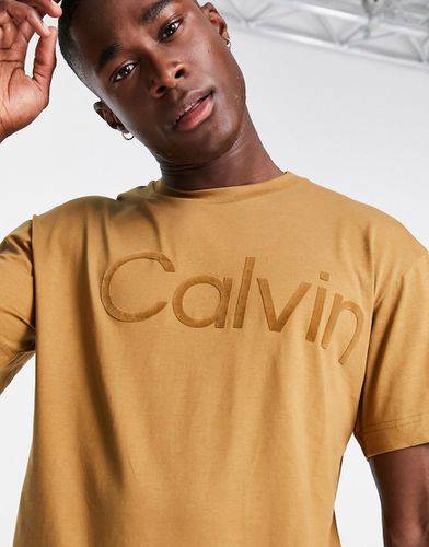 T-shirt comoda in cotone color cuoio con logo floccato grande - Calvin Klein - Modalova