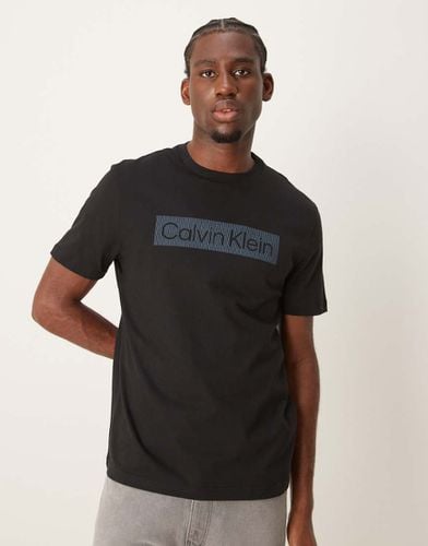 T-shirt nera con riquadro del logo a righe - Calvin Klein - Modalova