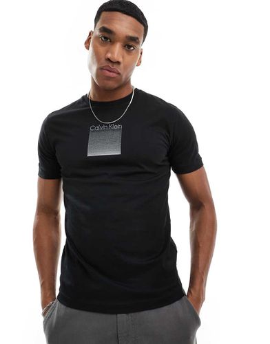 T-shirt nera con riquadro sfumato del logo - Calvin Klein - Modalova