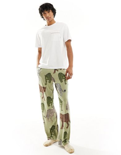 Set pigiama con T-shirt e pantaloni kaki con stampa di leopardi - Chelsea Peers - Modalova