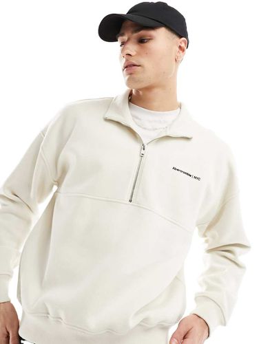 Felpa premium color crema con zip corta - Abercrombie & Fitch - Modalova