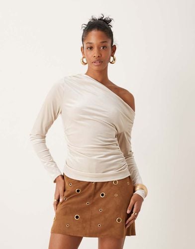 Top a maniche lunghe in velluto color crema con spalle scoperte - Abercrombie & Fitch - Modalova