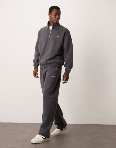 Timeless - Joggers scuro con fondo aperto e logo floccato in coordinato - Abercrombie & Fitch - Modalova