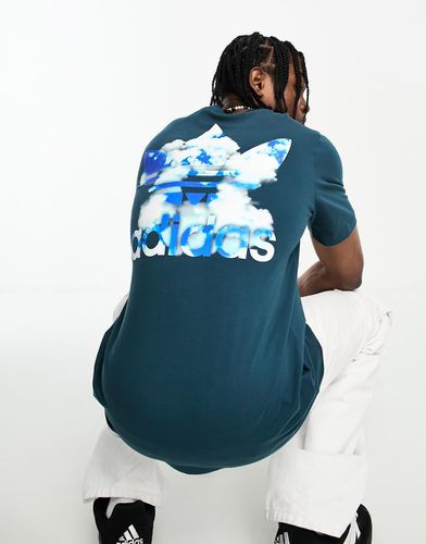 T-shirt blu scuro con trifoglio con stampa di nuvole - adidas Originals - Modalova